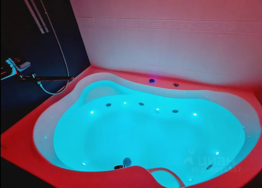 Уютная квартира с панорамными окнами и джакузи