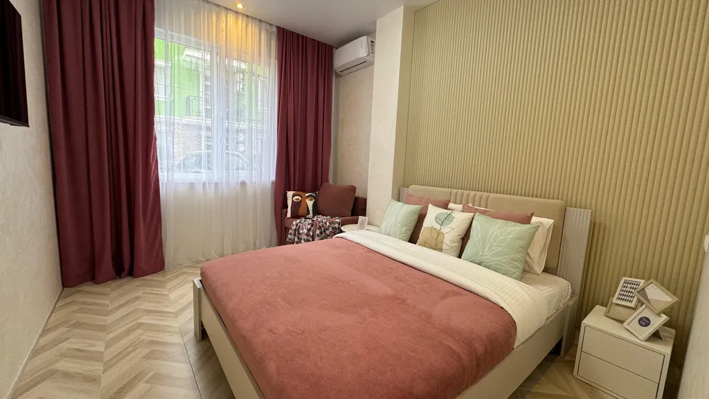 Евротрехкомнатный апартамент с балконом на первой линии