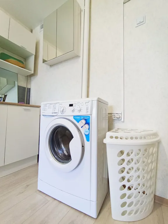 Комната-студия в общежитии в центре города.