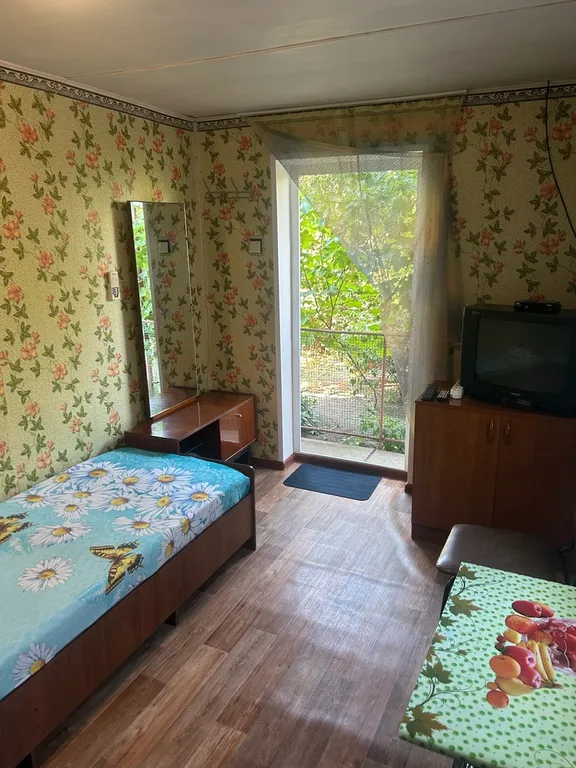 Уютная комната в тени винограда