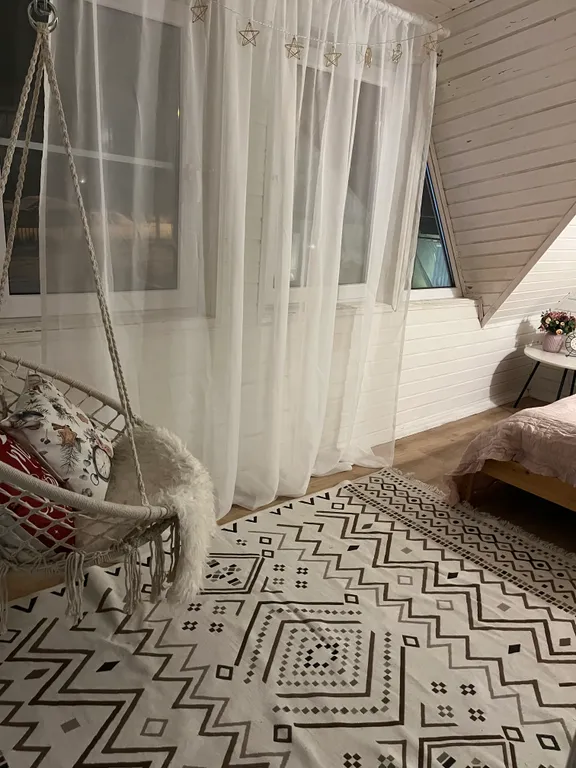 Дом на берегу озера с собственной конюшней