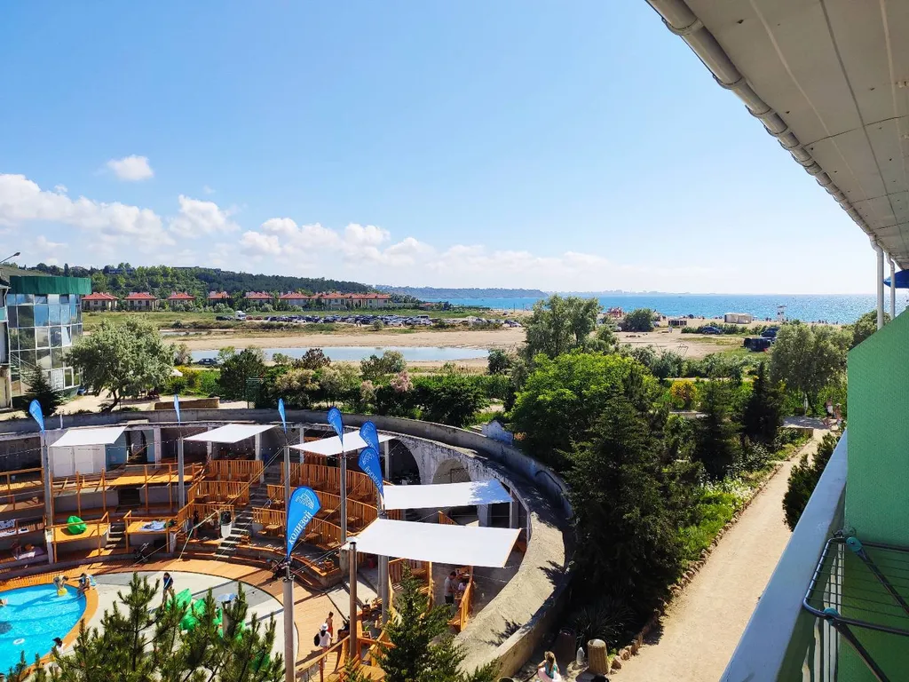 У берега моря