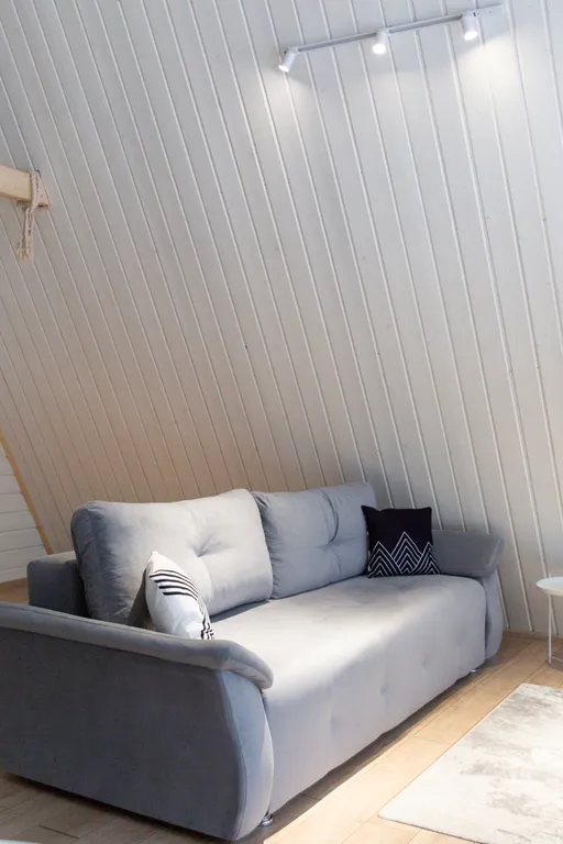 Уютный дом шалаш в лесу