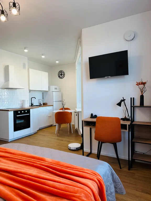 Светлая студия с панорамой центра