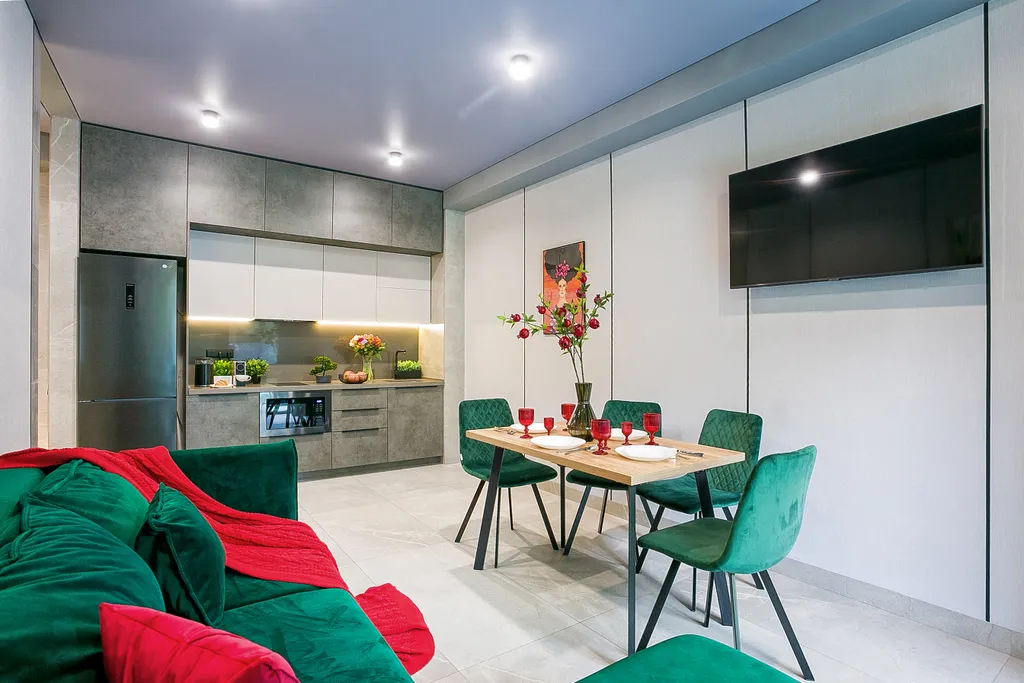 Гранатовый. На большую семью, вид на лес