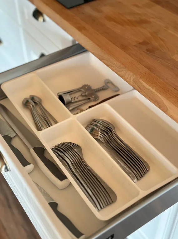 Дом-баня в красивом саду рядом с водоемом