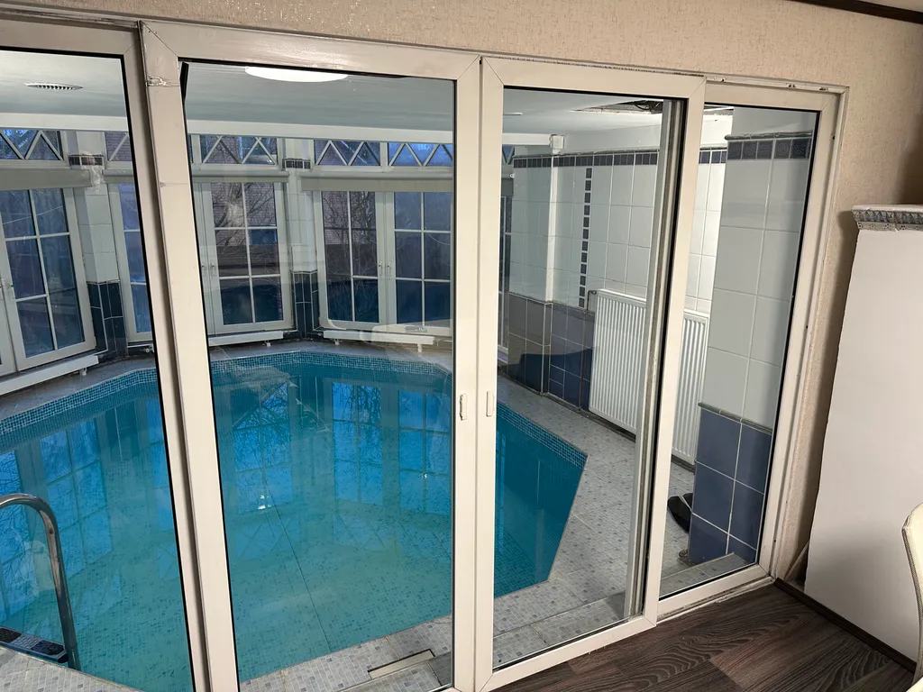 Дом в центре города с бассейном и баней