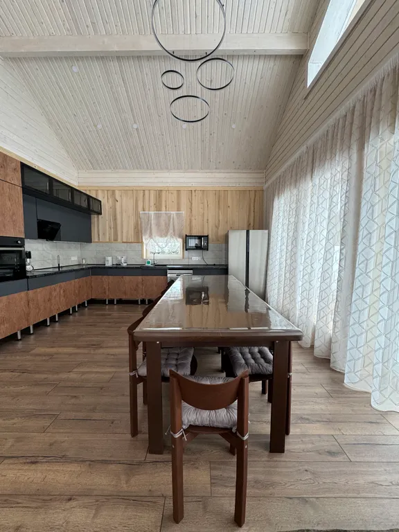 Большой дом у озера