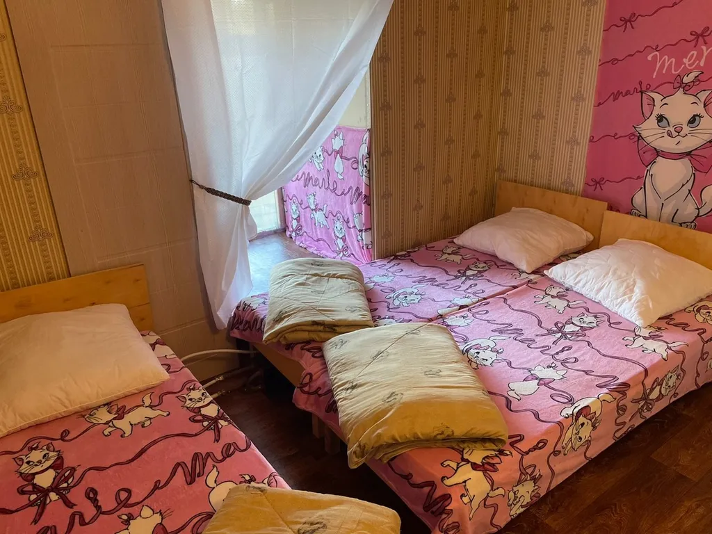 Коттедж на берегу пруда с бассейном