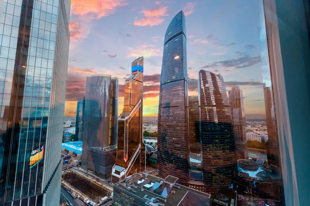 Sky City Moscow LUX Студия с большим окном с видом на башни и город