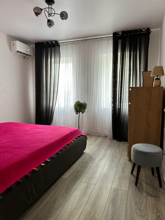 Уютный новый дом в центре города с бассейном