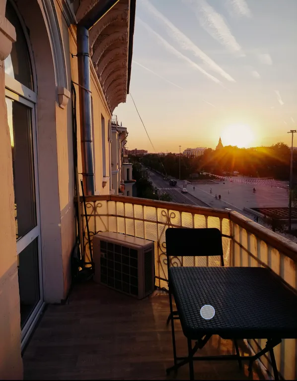 На центральной площади, с открытым балконом. В самом сердце Астрахани