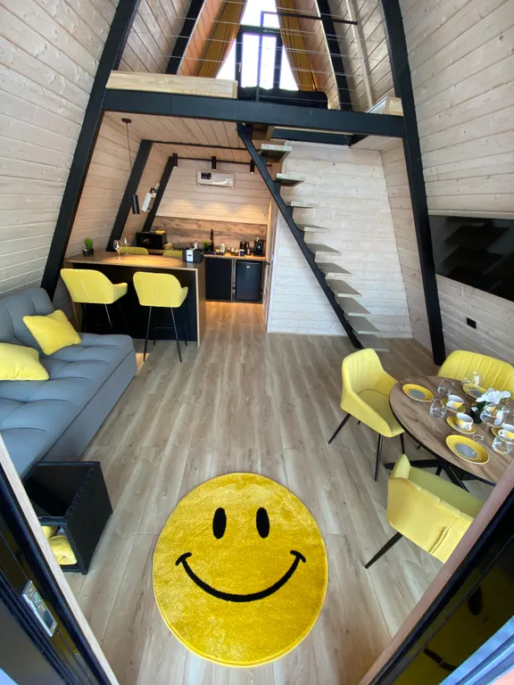 Треугольный дом A-фрейм с панорамными окнами Космос