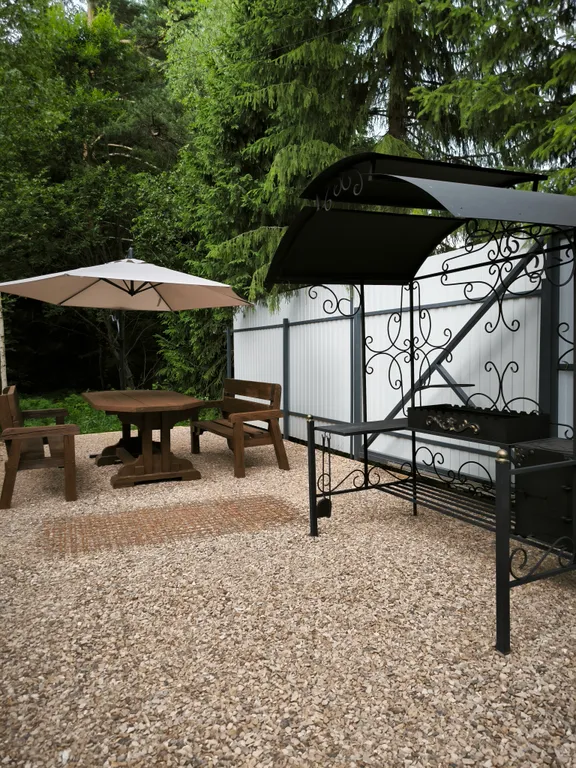 Уютный домик у леса с чаном