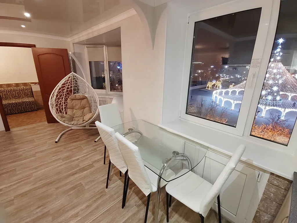 Студийного плана двухкомнатная квартира с шикарным видом на площадь Пять Углов