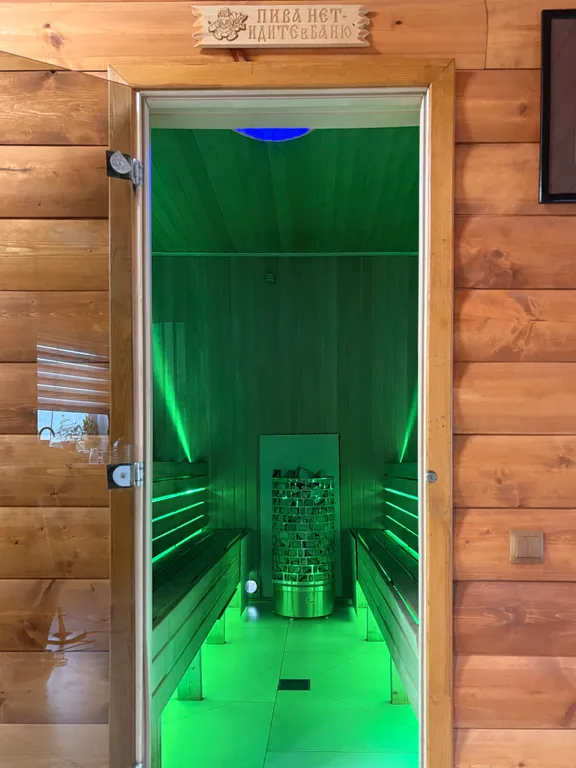 Дом с сауной и тёплым бассейном у пруда