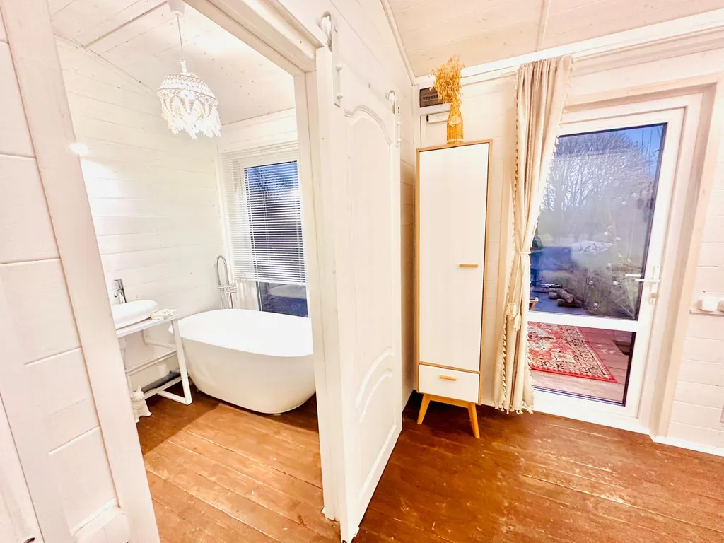 Амбаркаса iva - дом с ванной у окна