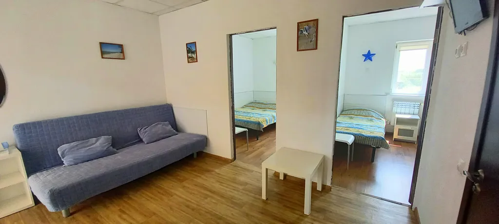 Две спальни, кухня с диваном, балкон