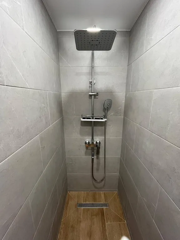 Шикаpная студия с панoрамными окнами и великoлепным видoм на лec