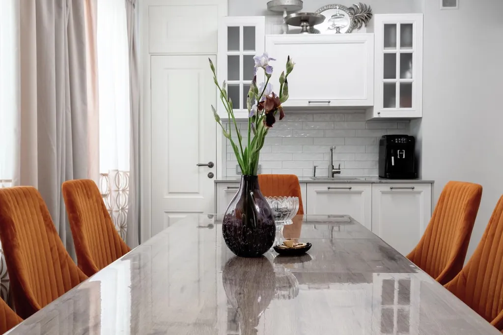 Уютная квартира с камином в центре