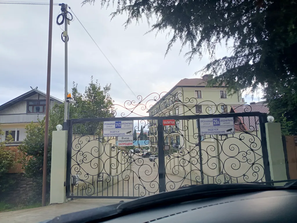 Студия с панорамным окном в Сириусе