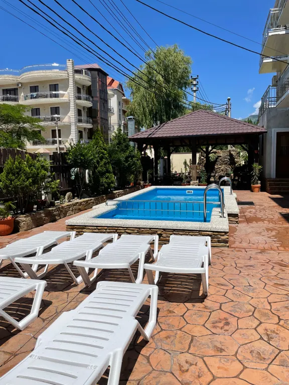 Трёхместный номер стандарт с балконом и видом во двор