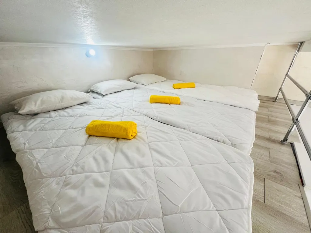 Двухуровневая студия с балконом и видом на бассейн