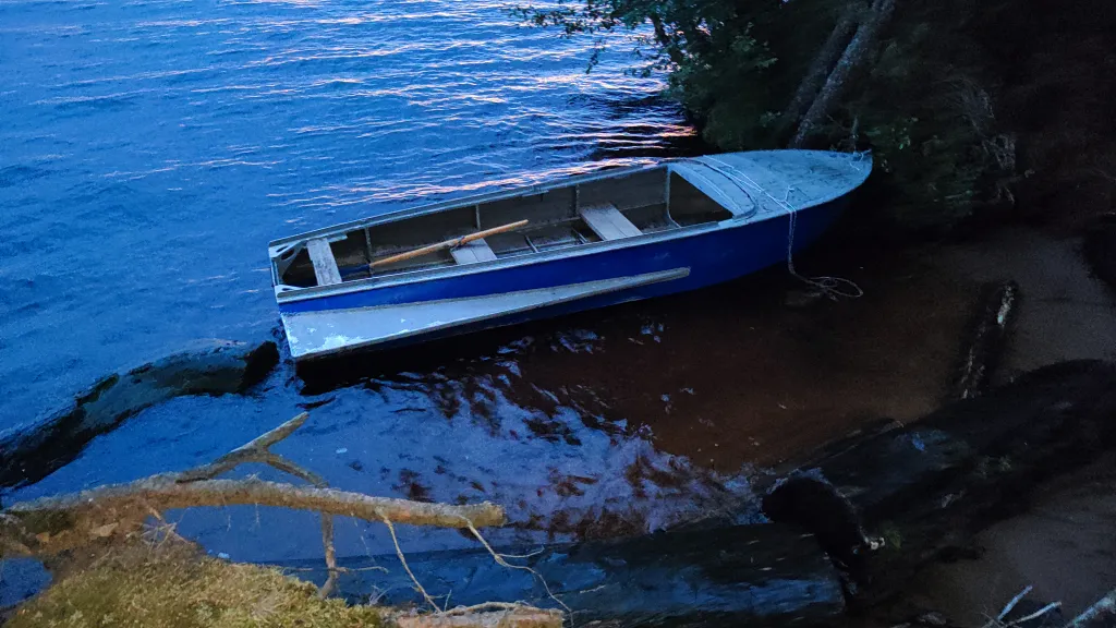 Коттедж Коттедж Амфрейм 6 местный у озера с баней, чаном и детской площадкой с батутом — Ланино