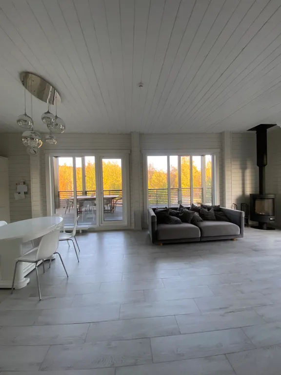 Загородный дом у леса с собственным прудом