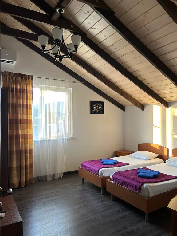 Двухкомнатный семейный номер с двумя спальными на берегу моря