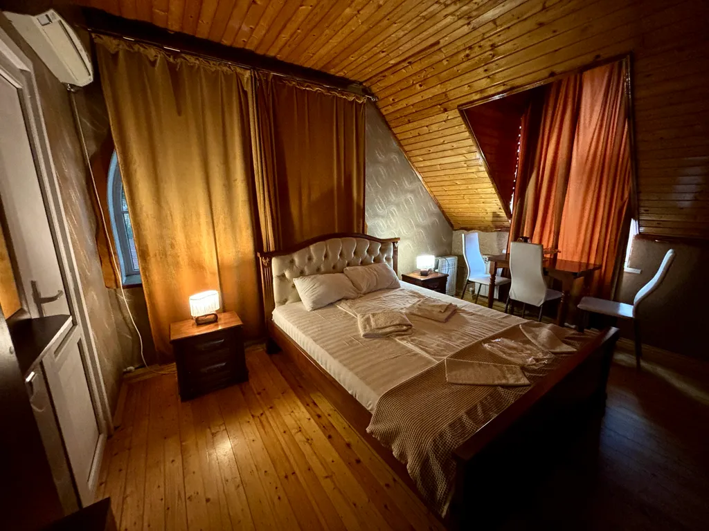 Улучшенный трёхместный деревянный, мансардный номер