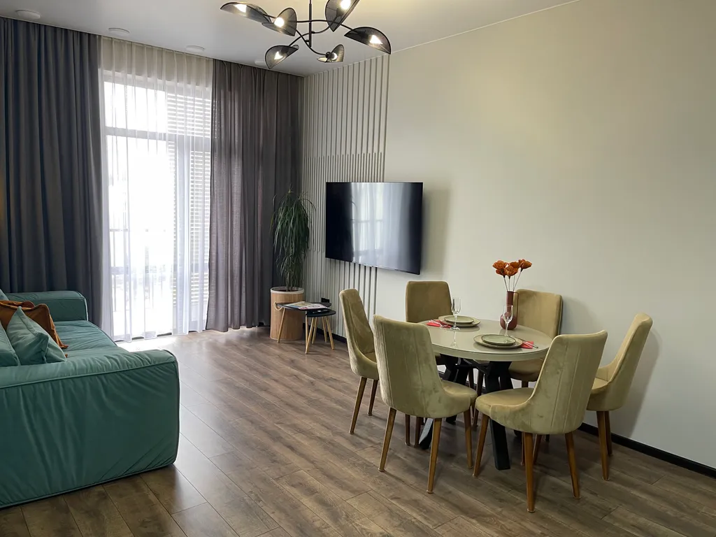 Stylish apartment with mountain and metro views