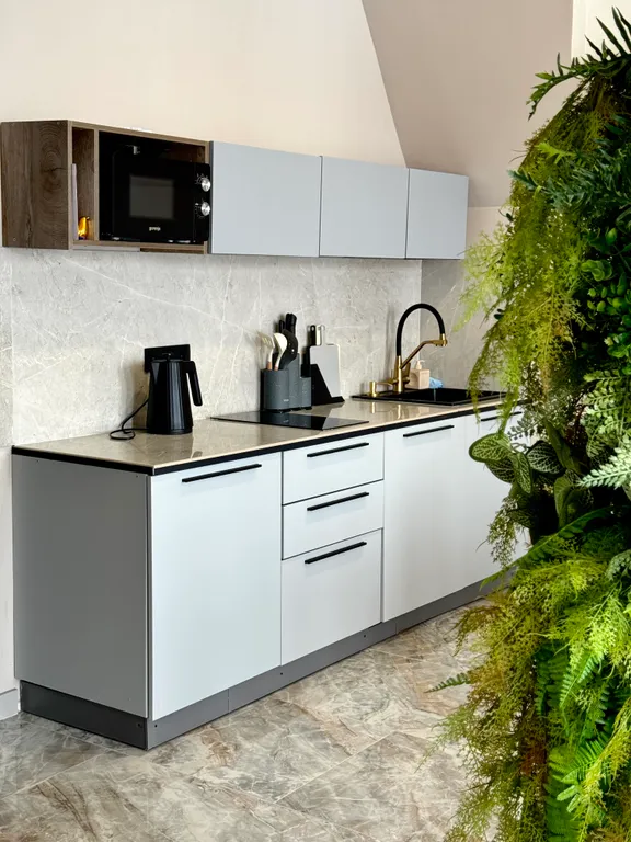 Дом с теплым бассейном на озере