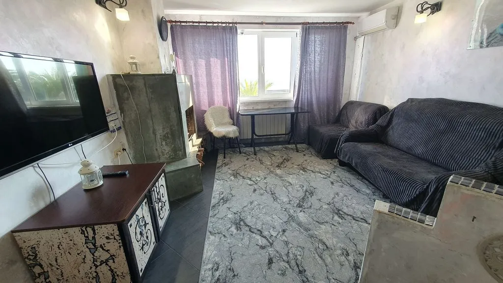 Эллинг на берегу и видом на моря