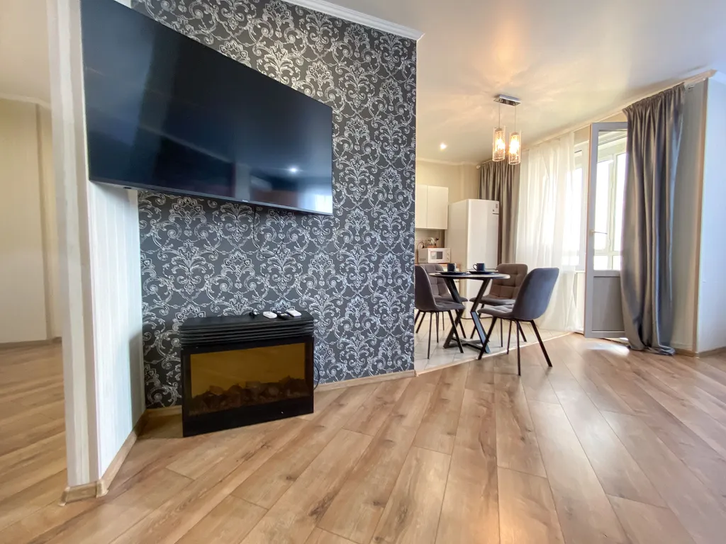 Двушка с камином и видом на реку у ТЦ Аквамолл