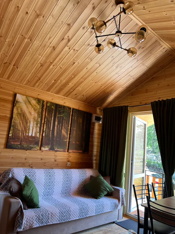 Домик в лесу с видом на горы