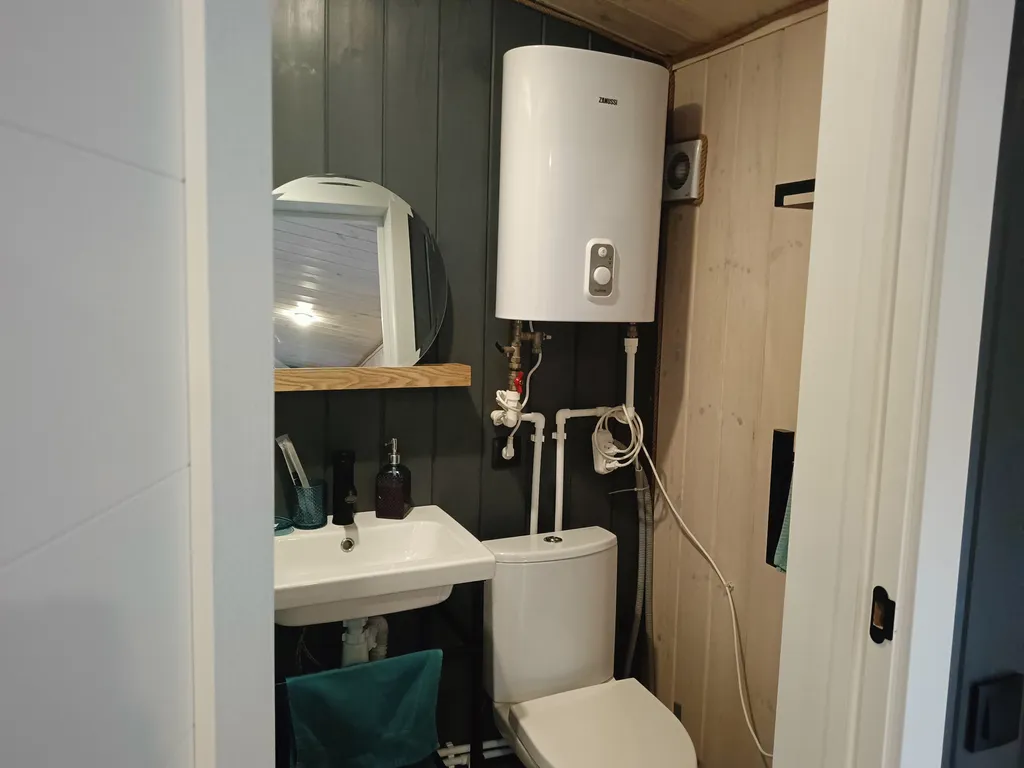 Темный домик на опушке леса