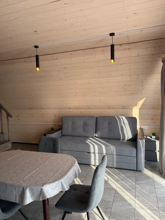 Большой треугольный домик с камином, с ванной у окна с видом на лес