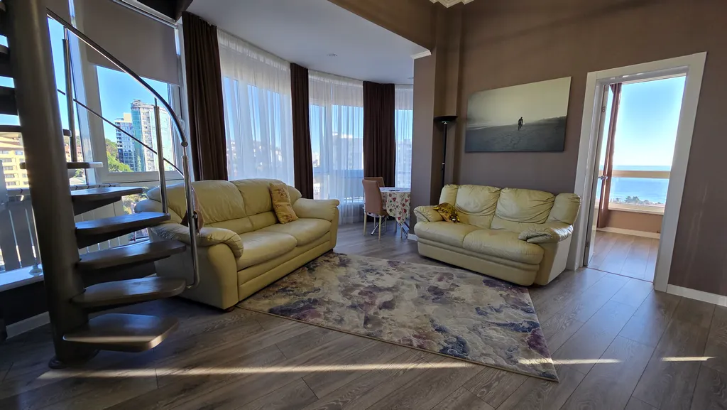 Большая двухуровневая квартира с шикарными видами на море и горы