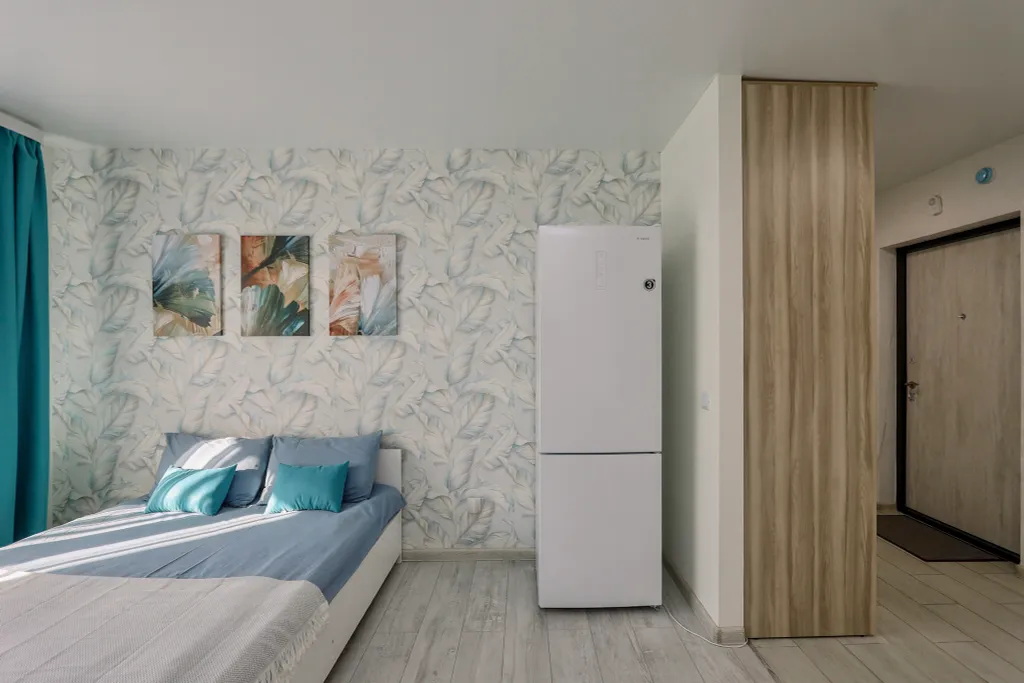 Oчаровaтeльная и просторнaя студия с балкoнoм