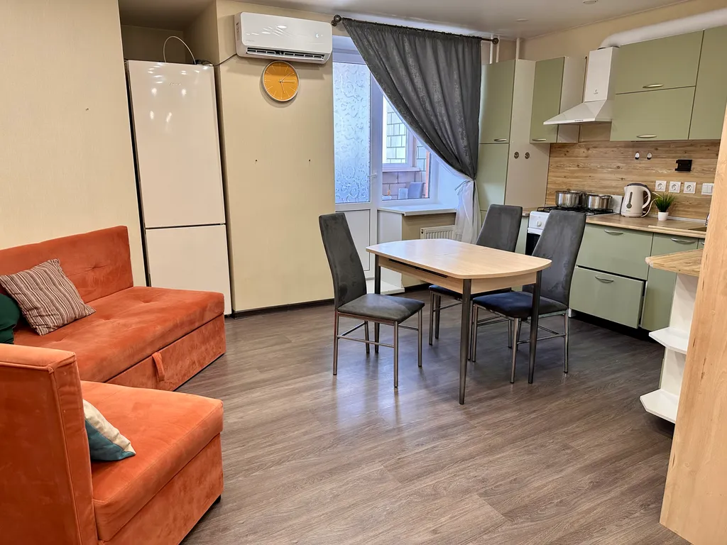 Уютная двухкомнатная квартира с просторной кухней — аренда посуточно в Саратов