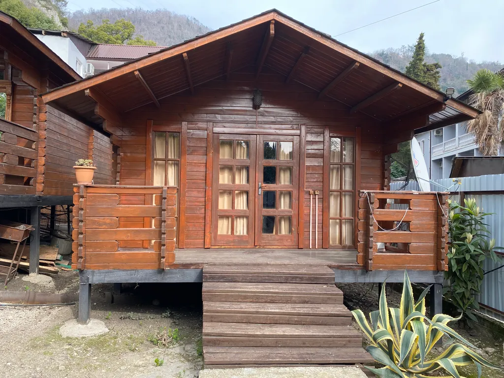 Коттедж у водопада