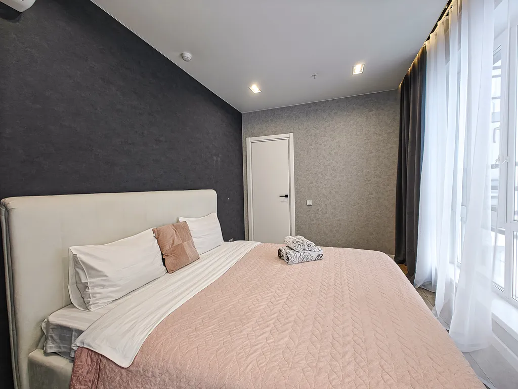 Двухкомнатная студия с шикарным видом на реку Михайловской набережной