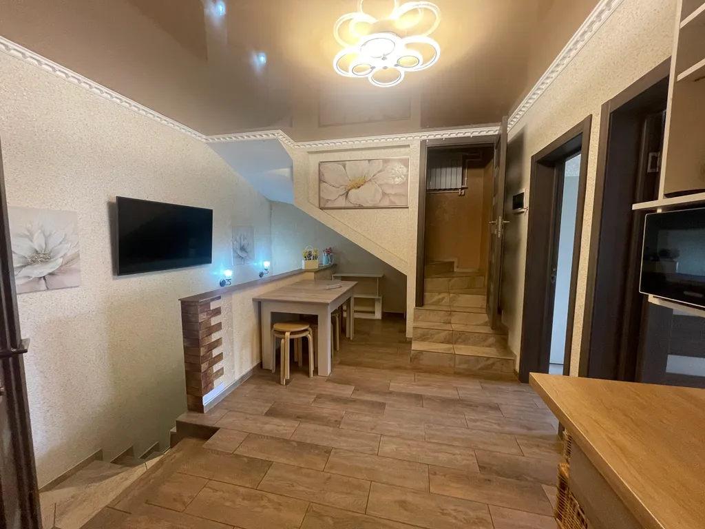 Коттедж 3 этажа, 4 комнаты.. В центре п. Небуг.