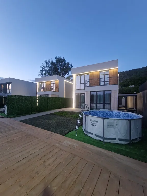 Уютный домик в стиле hi-tech на берегу реки