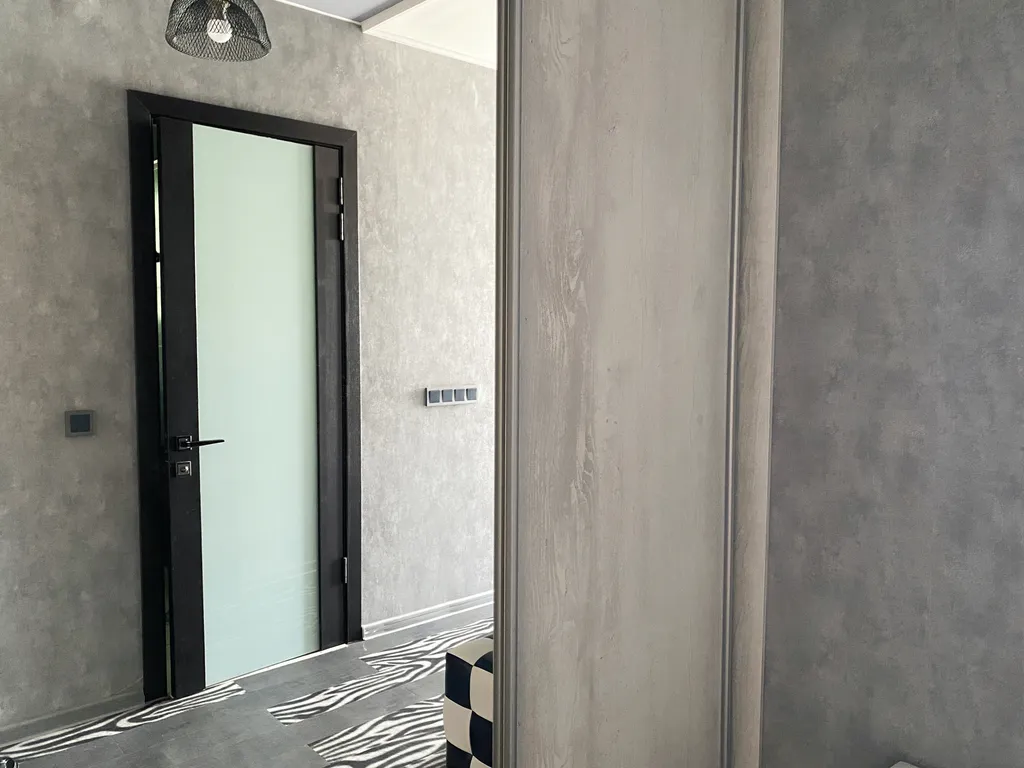 Crystal View — студия с панорамными окнами и закатом за стеклом