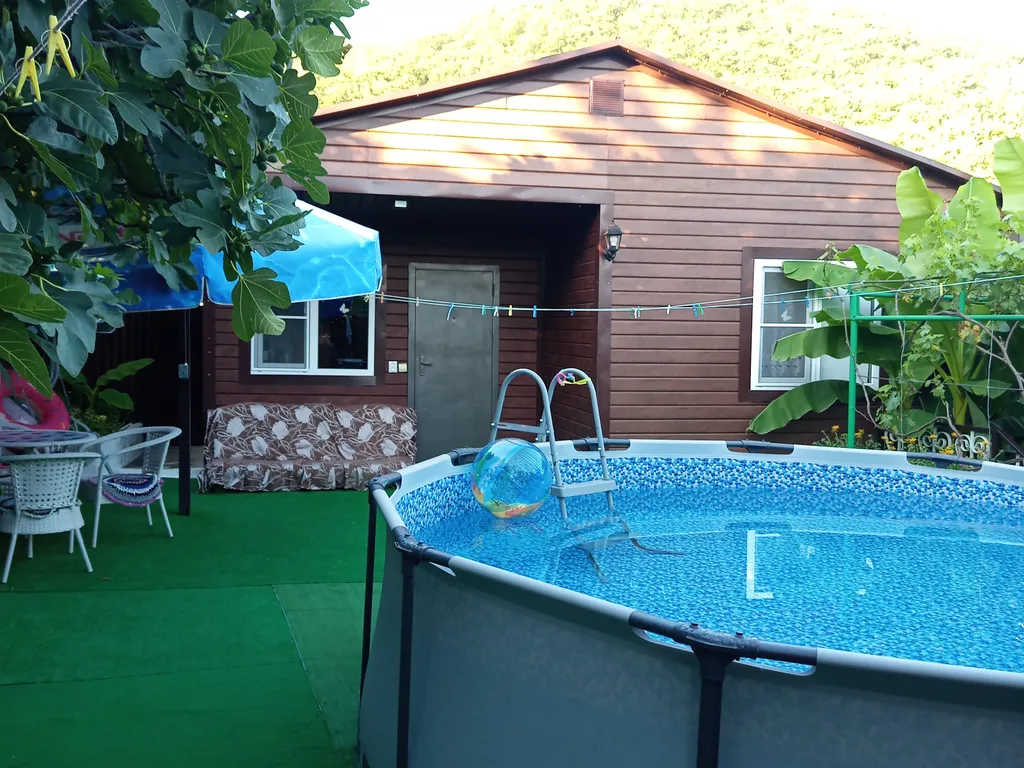 Дом с бассейном у моря