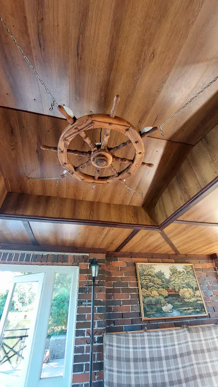 Дом с шикарной беседкой на озере