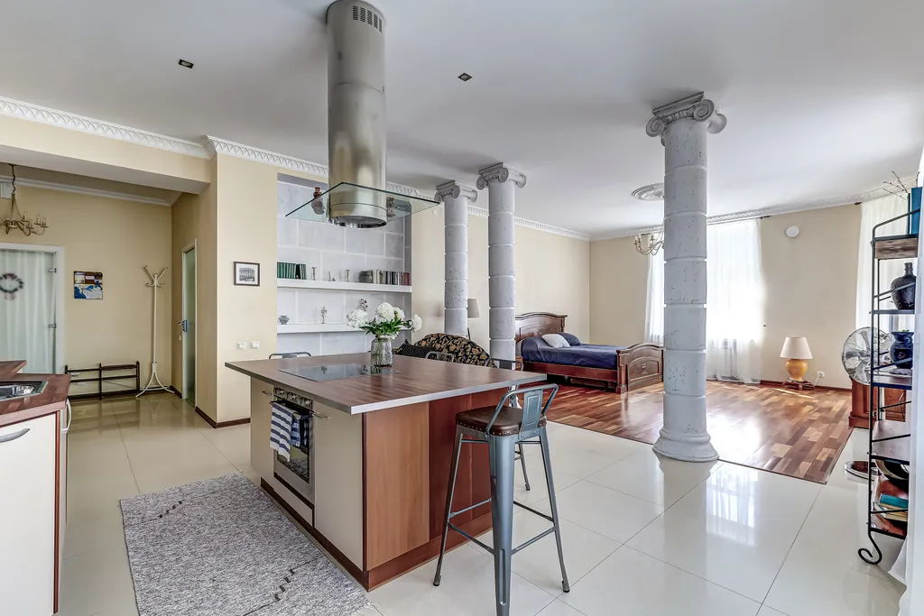 Просторная солнечная студия с круглым балконом