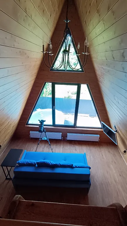 Большой деревянный треугольный дом (афрейм) с видом на бештау